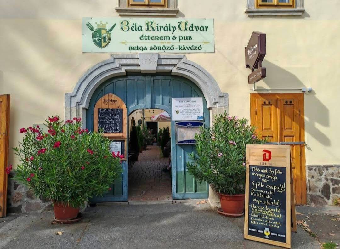A Béla Király Udvar bejárata és virágos udvara