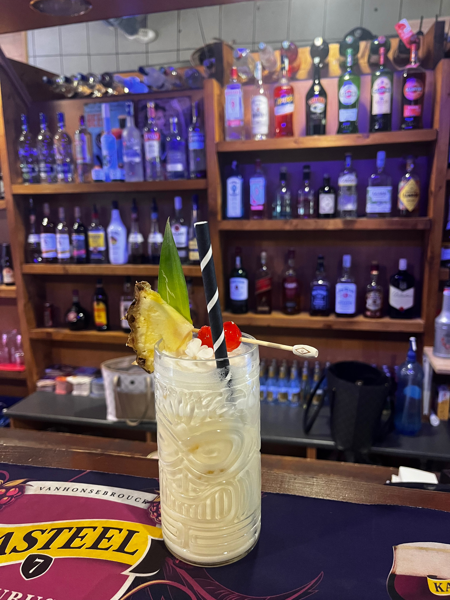 Pina colada stílusú koktél ananásszal tiki pohárban