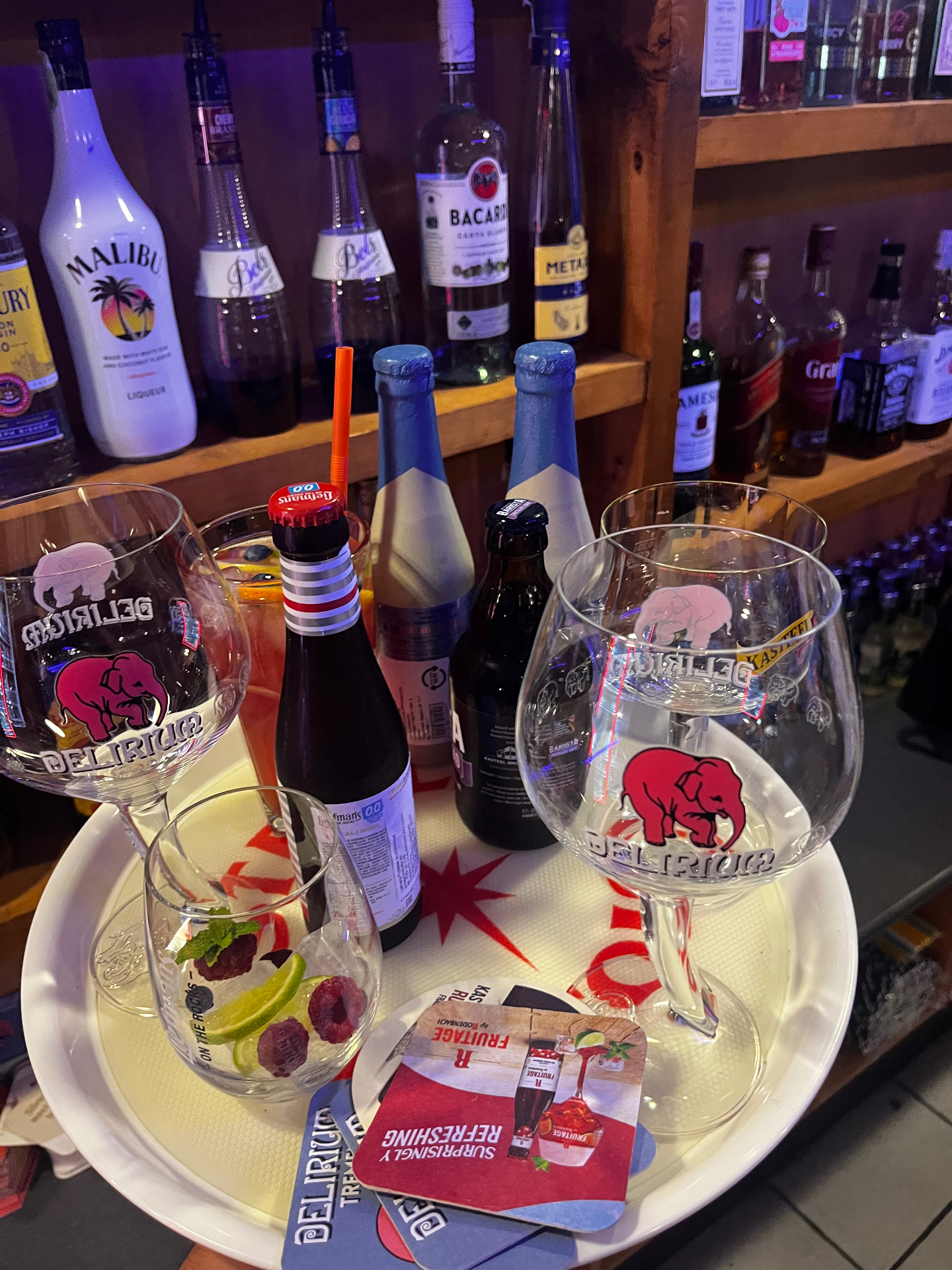 Válogatott belga sörök és Delirium poharak tálcan